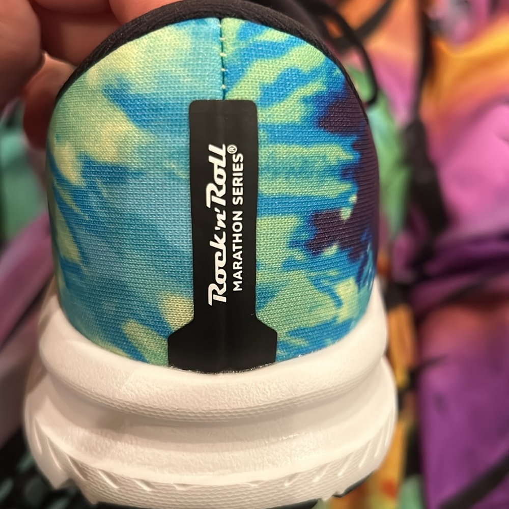 NEW women’s Brooks Rockin Roll Marathon Series Tie-Dye Athletic Shoes Size 8 - Picture 8 of 8